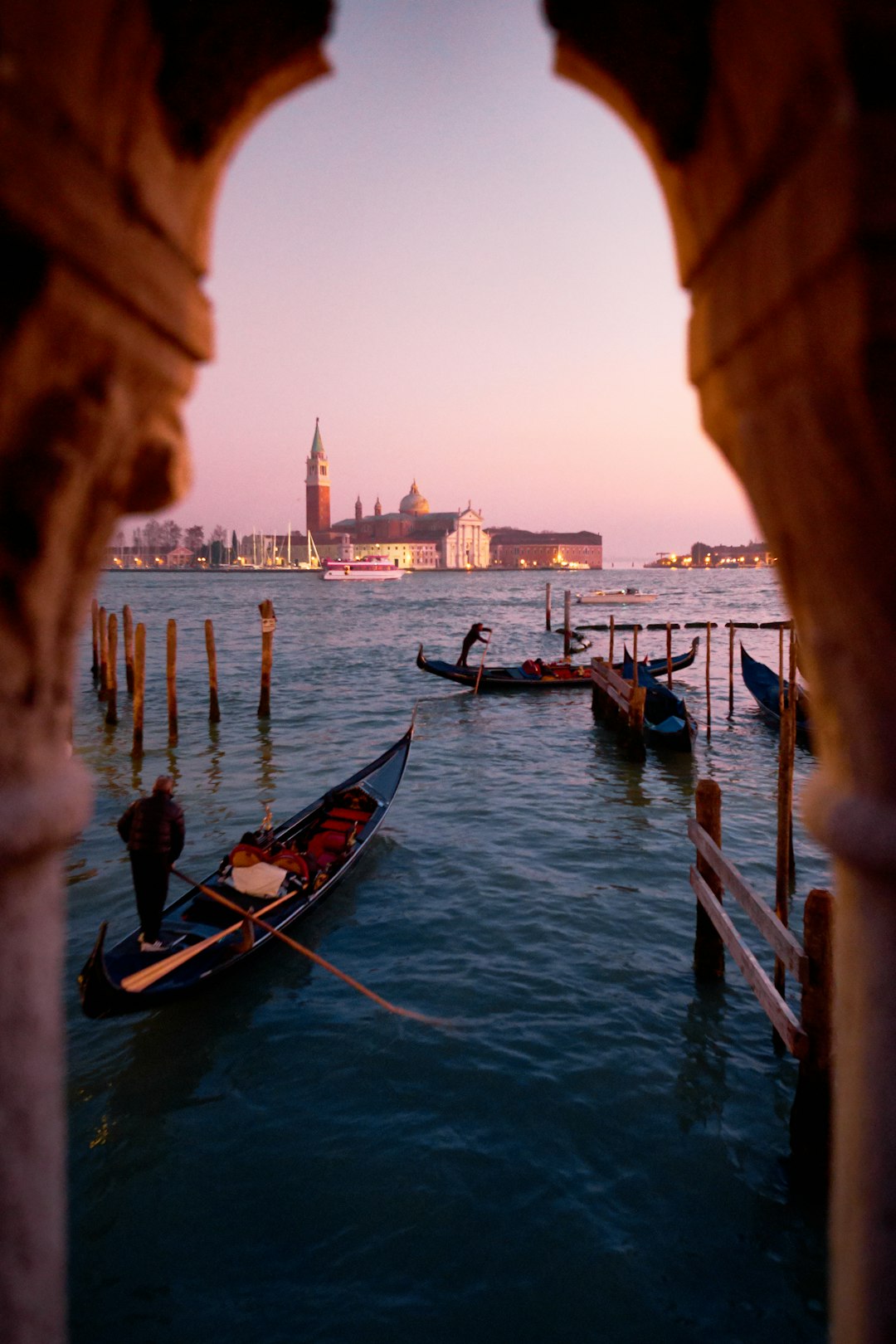 grand-canal-venice-italy-ukjev6g45f0